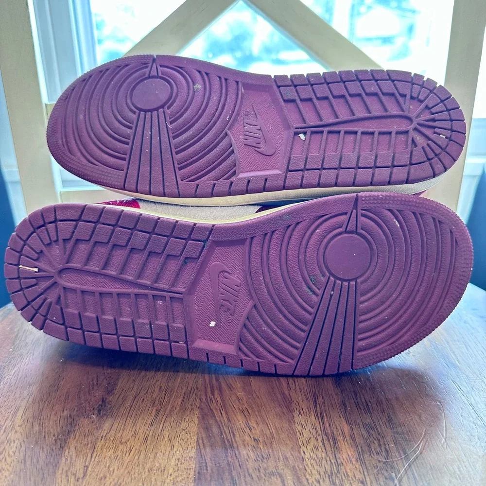 Nike Air Jordan 1 Mid SE Women 9.5 Wild Berry White Embroidered‎ Tiki Leaf